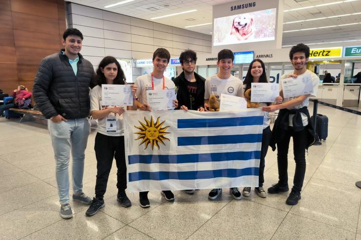 Delegación uruguaya que viajó a las Olimpíadas de Matemática en Reino Unido.