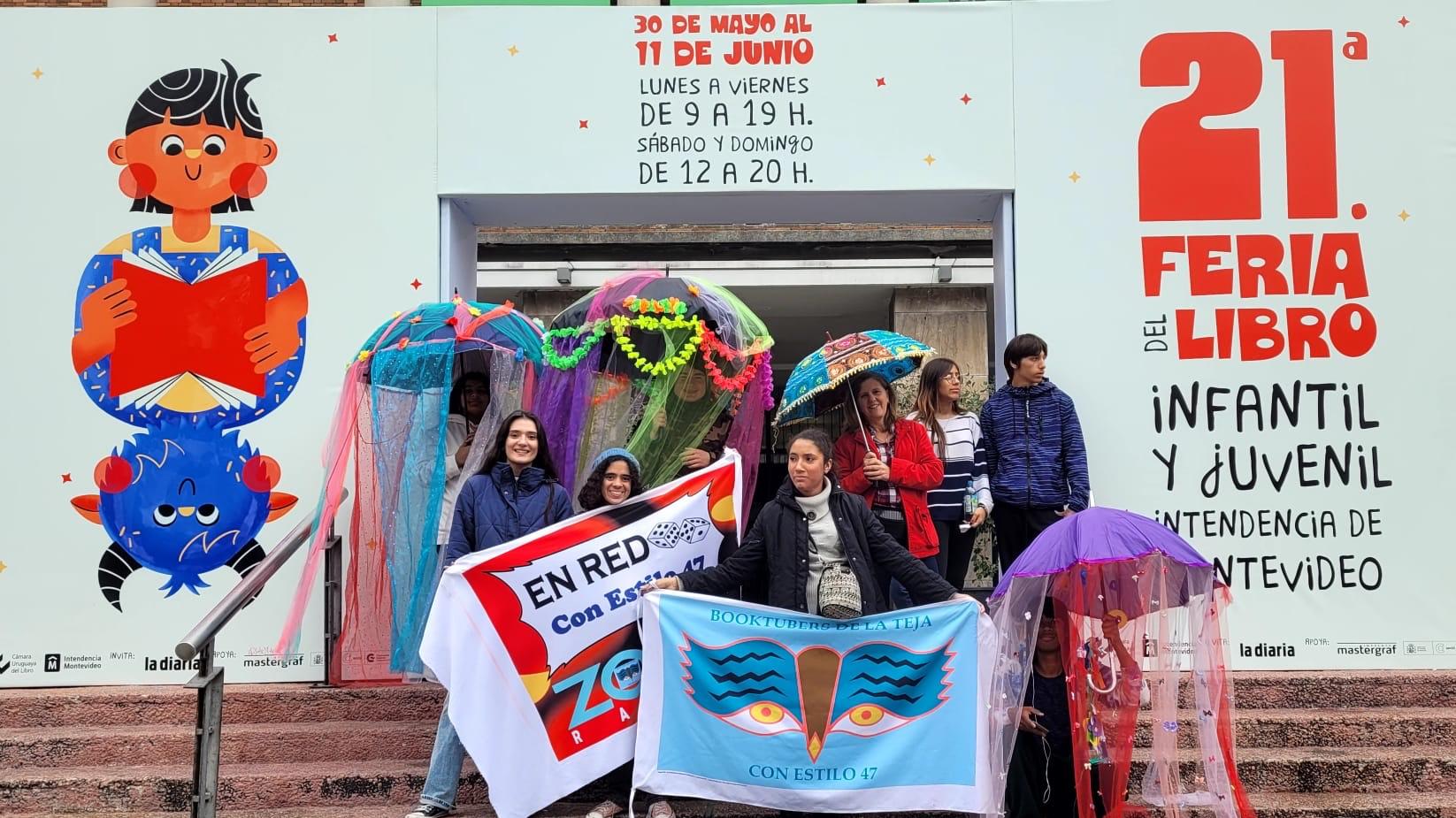 estudiantes en la feria del libro intendencia