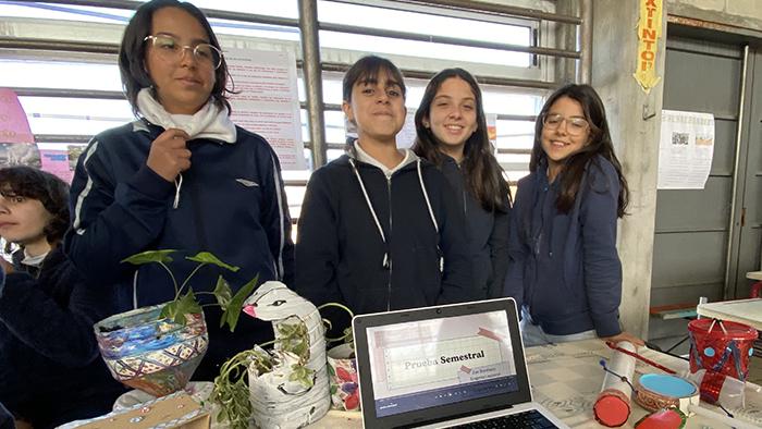 estudiantes en stand