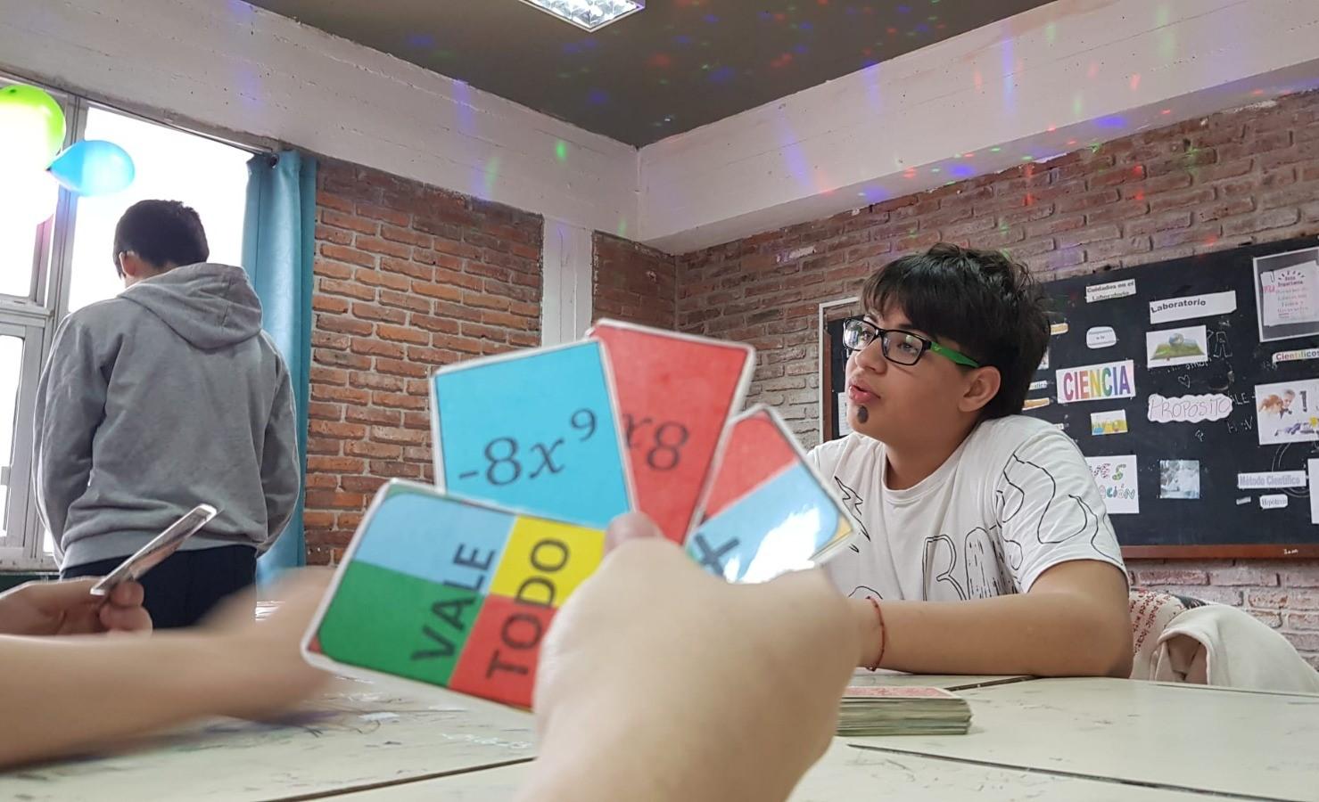 Estudiante con cartas