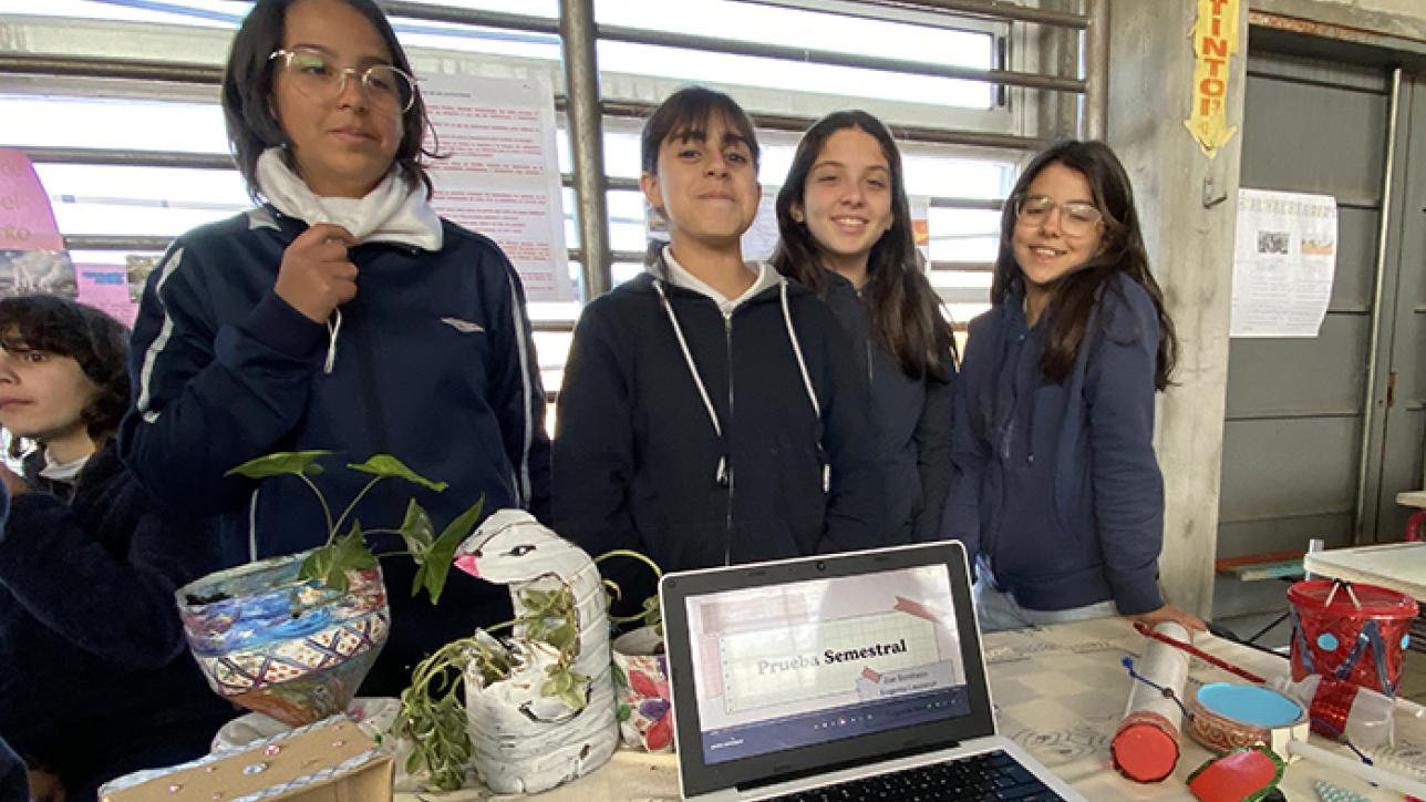 estudiantes en stand