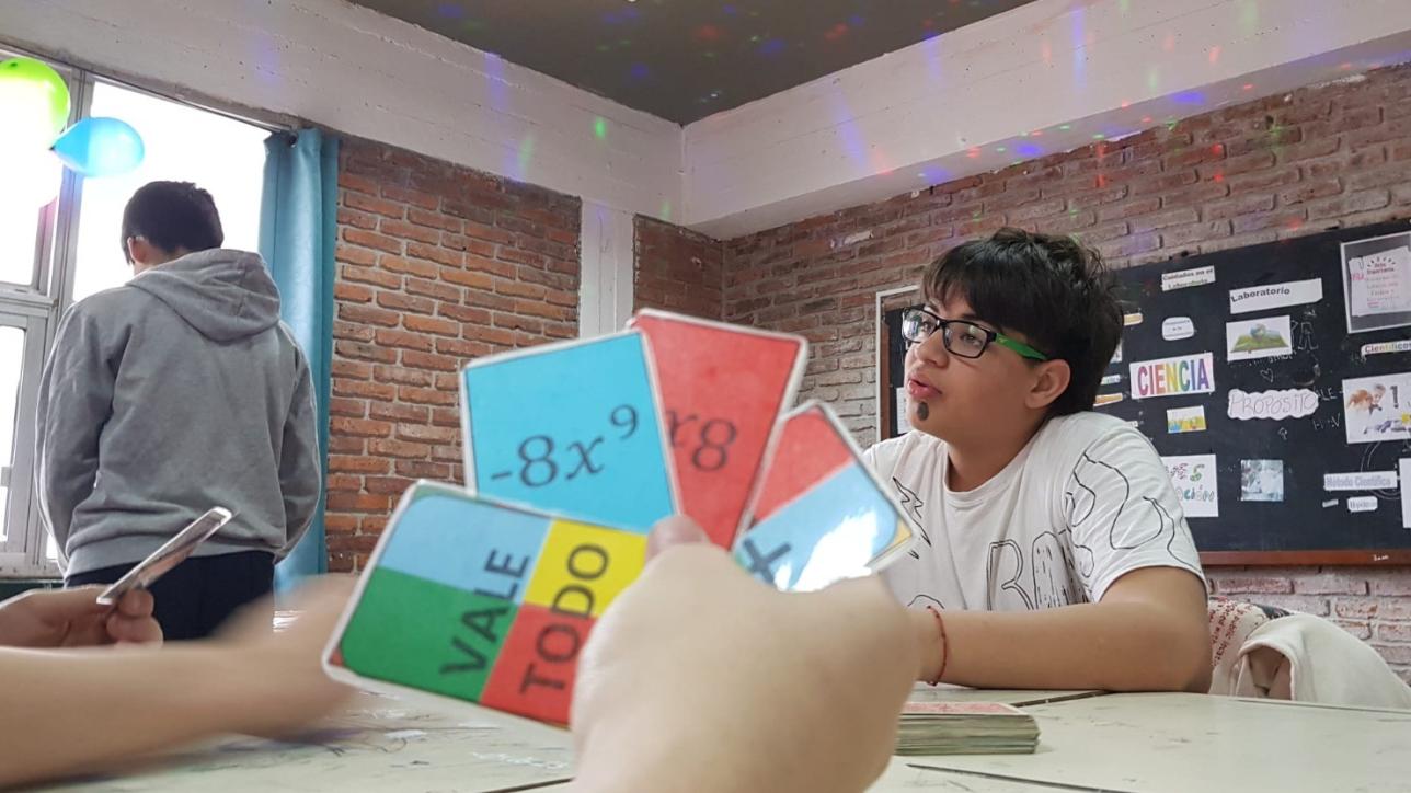 Estudiante con cartas