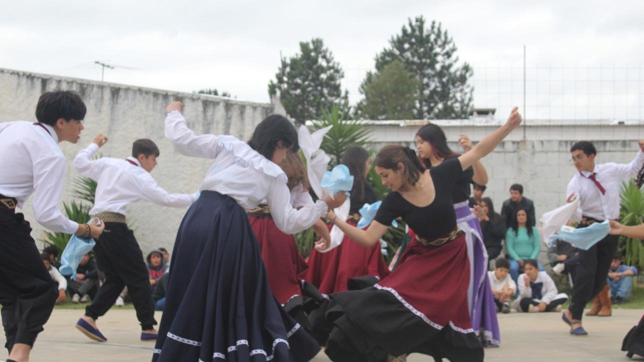 Cuerpo de danza institucional representando danza folklórica